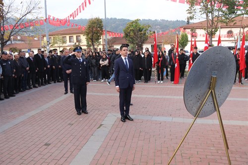 Kaymakamımız Sayın Salih KARTAL’ın katılımlarıyla ilçemizde "10 Kasım Atatürk'ü Anma Günü Çelenk Sunma Töreni" gerçekleştirildi. 